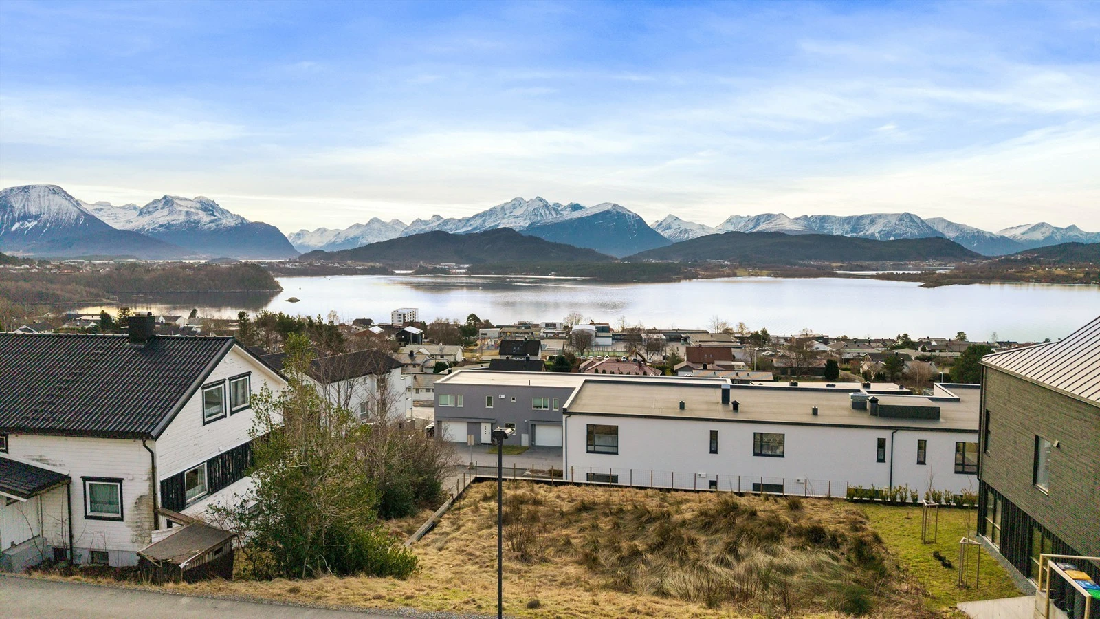 Utsikt fra tomten mot Borgundfjorden og Sunnmørsfjella Galleribilde