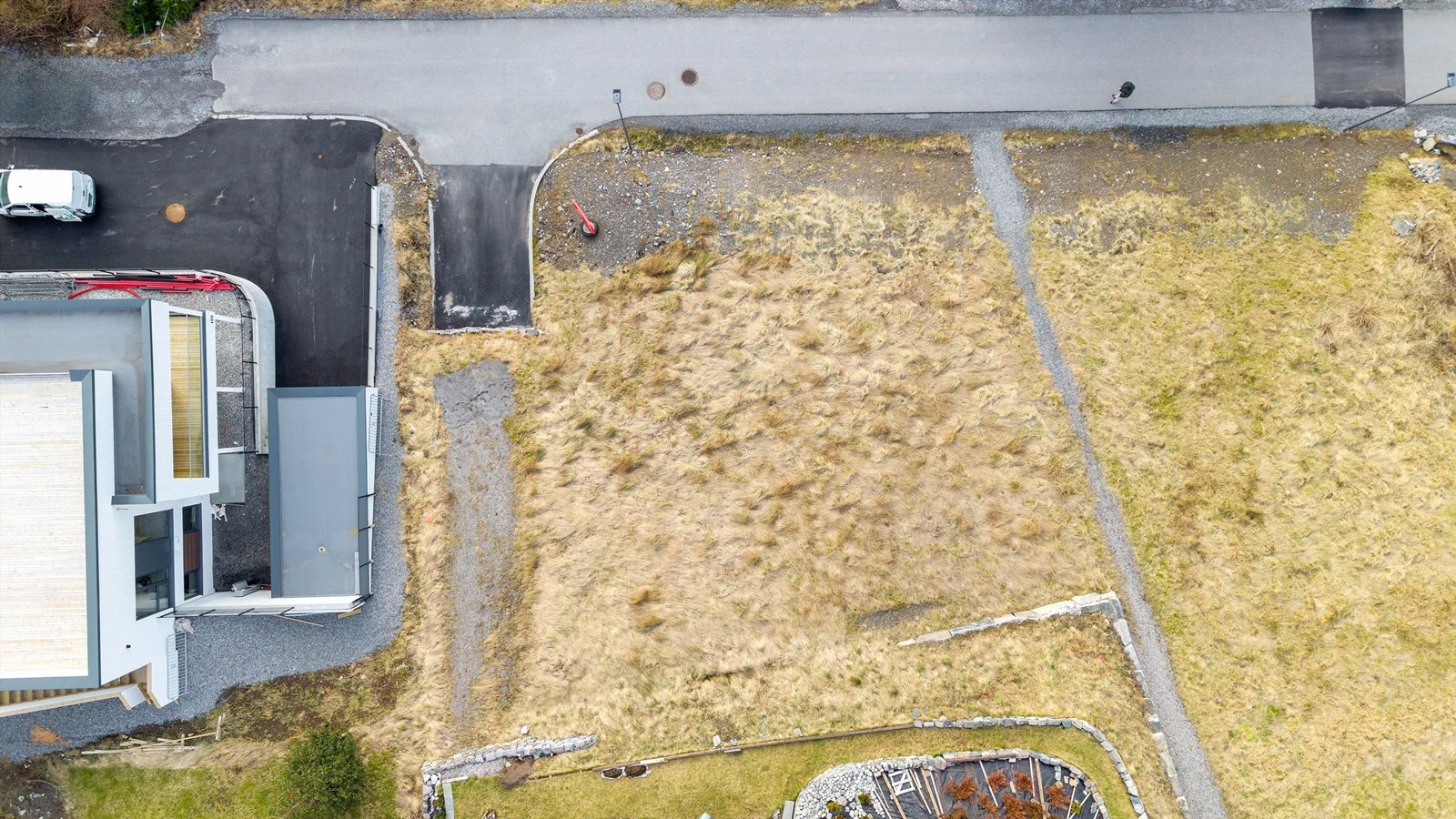 Dronebilde av tomten sett fra fugleperspektiv Galleribilde