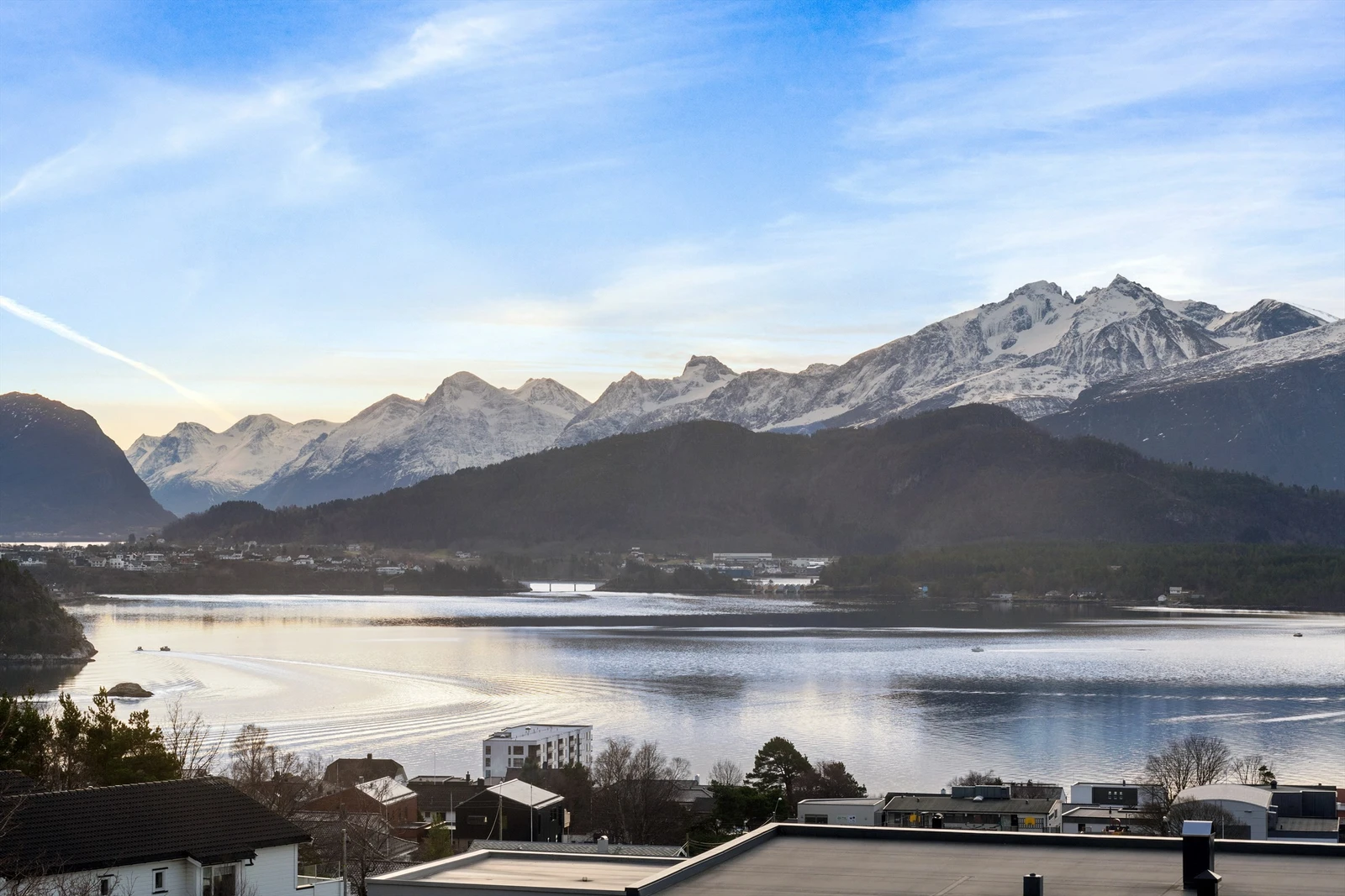 Sydvendt utsikt mot fjord og fjell Galleribilde