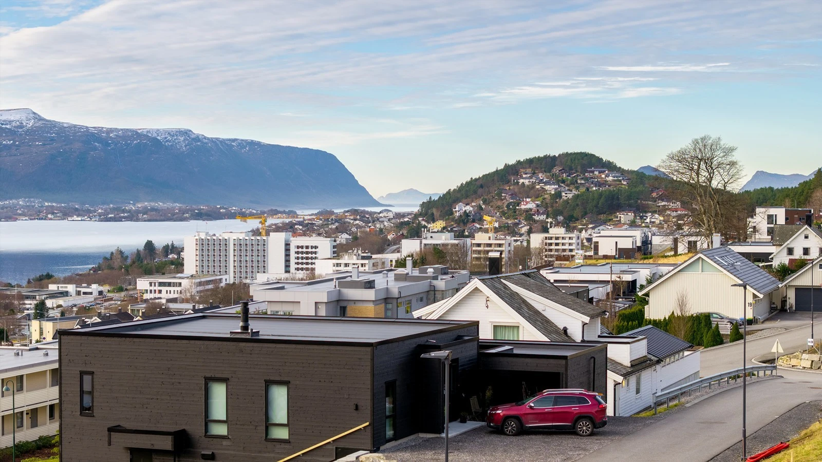 Utsikt vestover mot Åse Sjukehus som ligger i gangavstand fra eiendommen Galleribilde