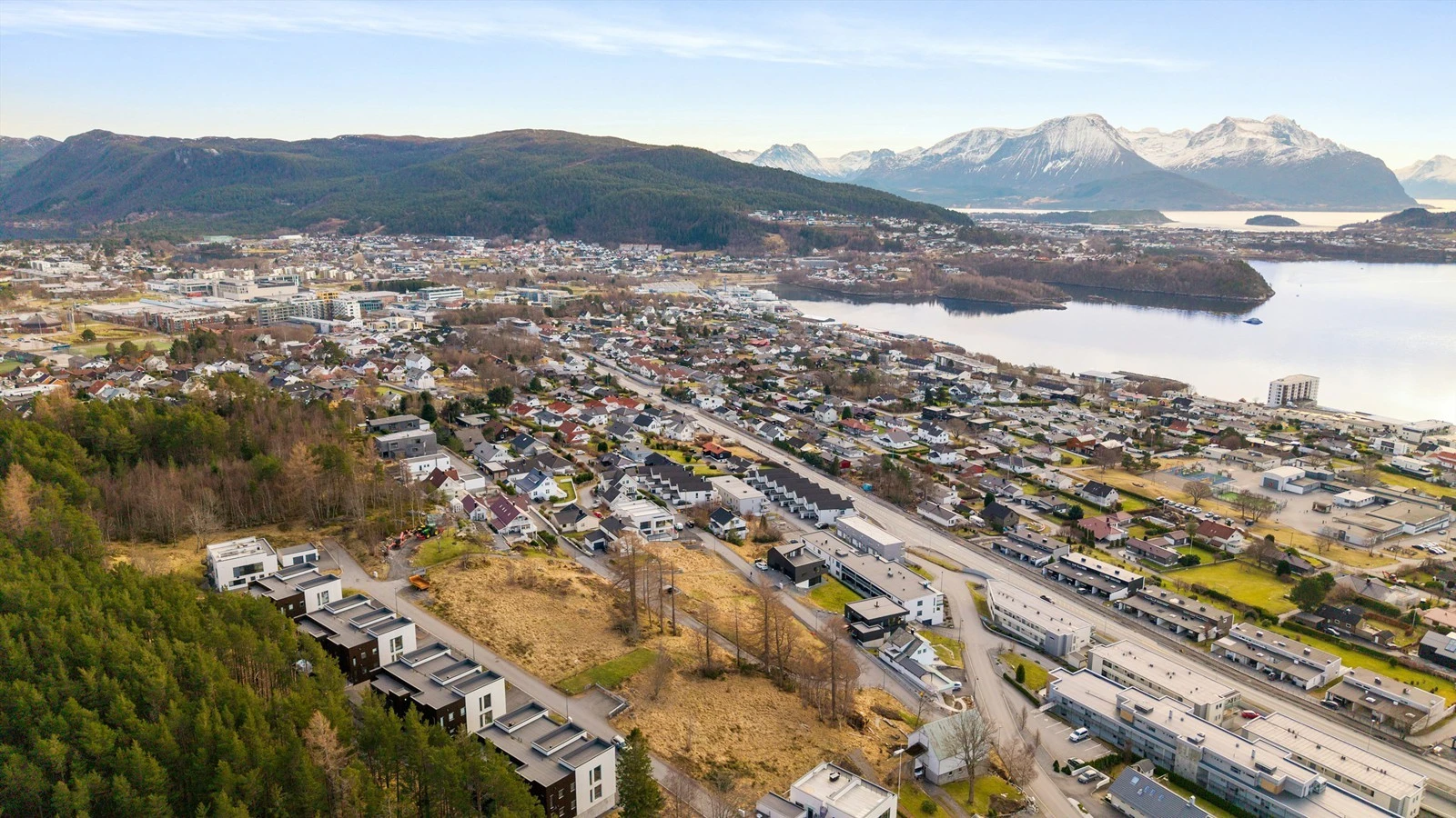 Dronebilde sett fra vest mot øst Galleribilde