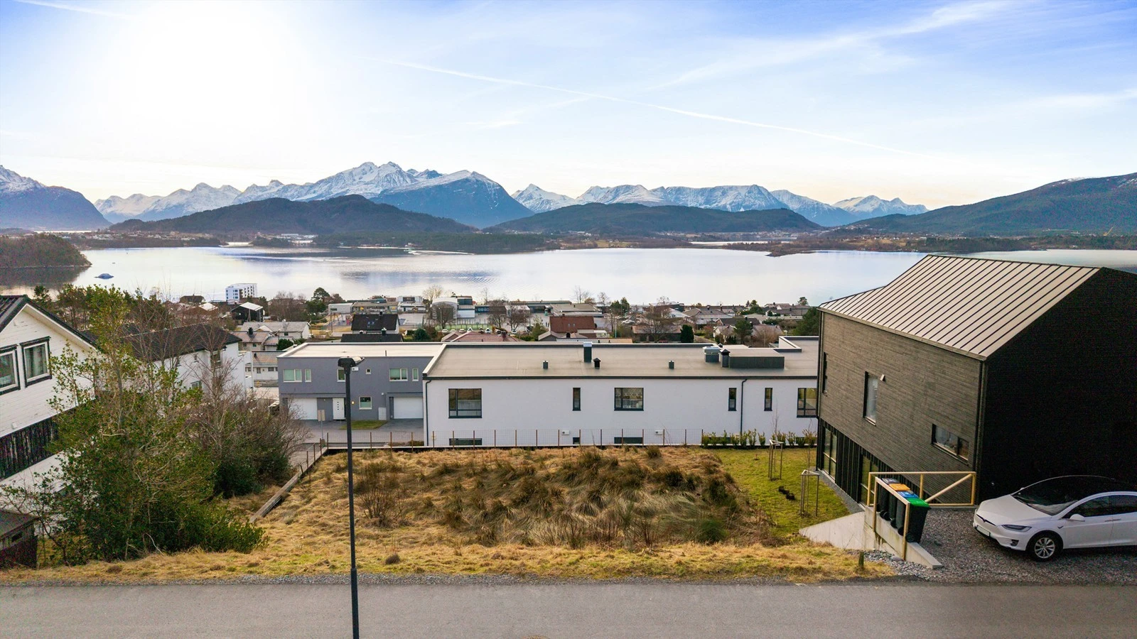 Flott sydvendt utsikt fra tomten Galleribilde