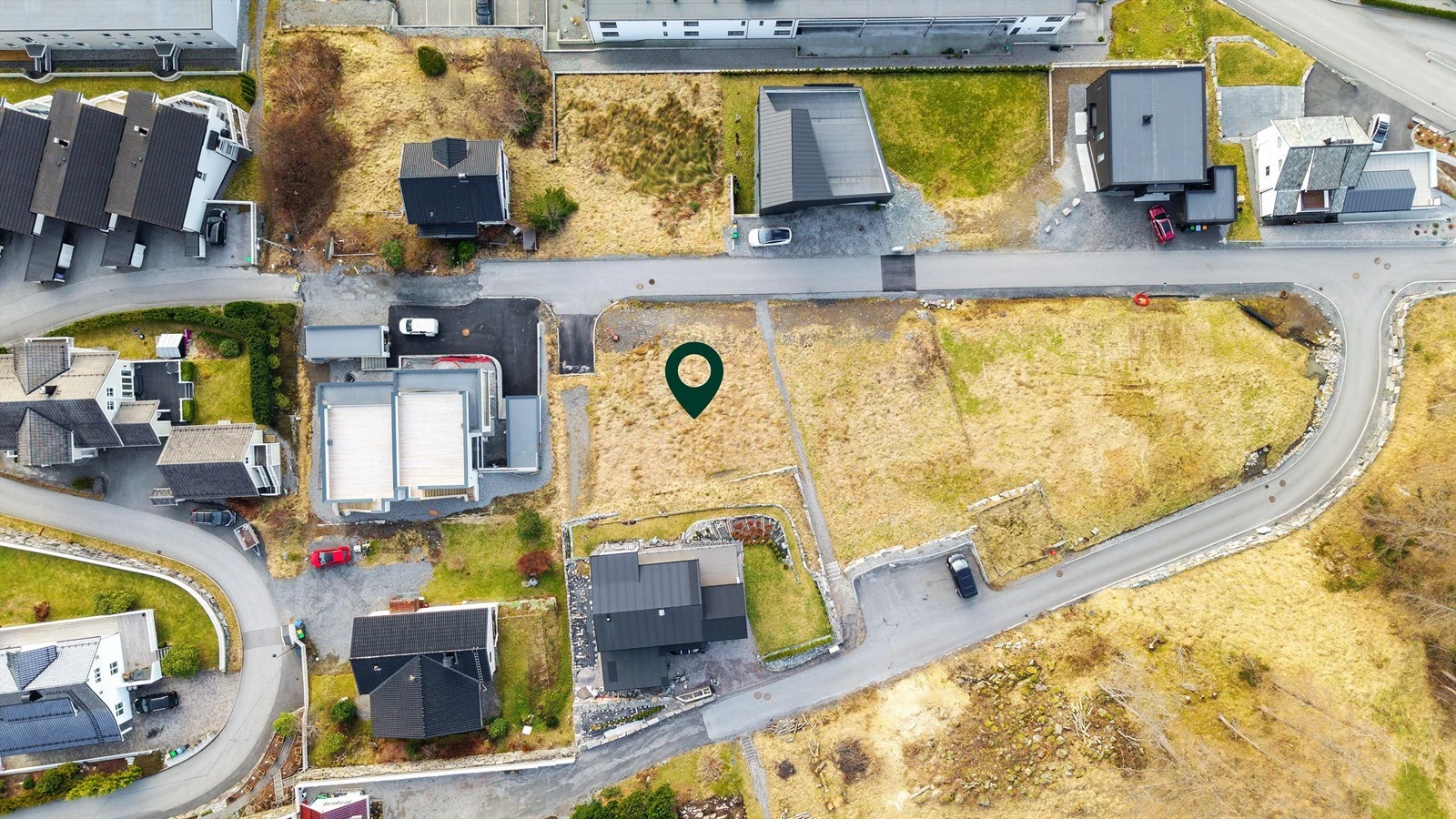 Dronebilde over tomten sett fra fugleperspektiv Galleribilde