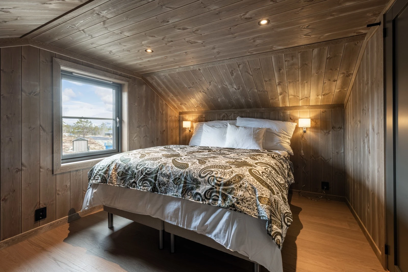 På hemsen er det også et separat rom med plass til seng. Galleribilde