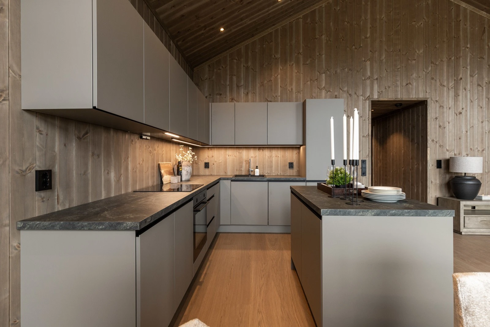 Kjøkkenet har svært godt med oppbevaringsplass i både over- og underskap samt i kjøkkenøyen. Galleribilde