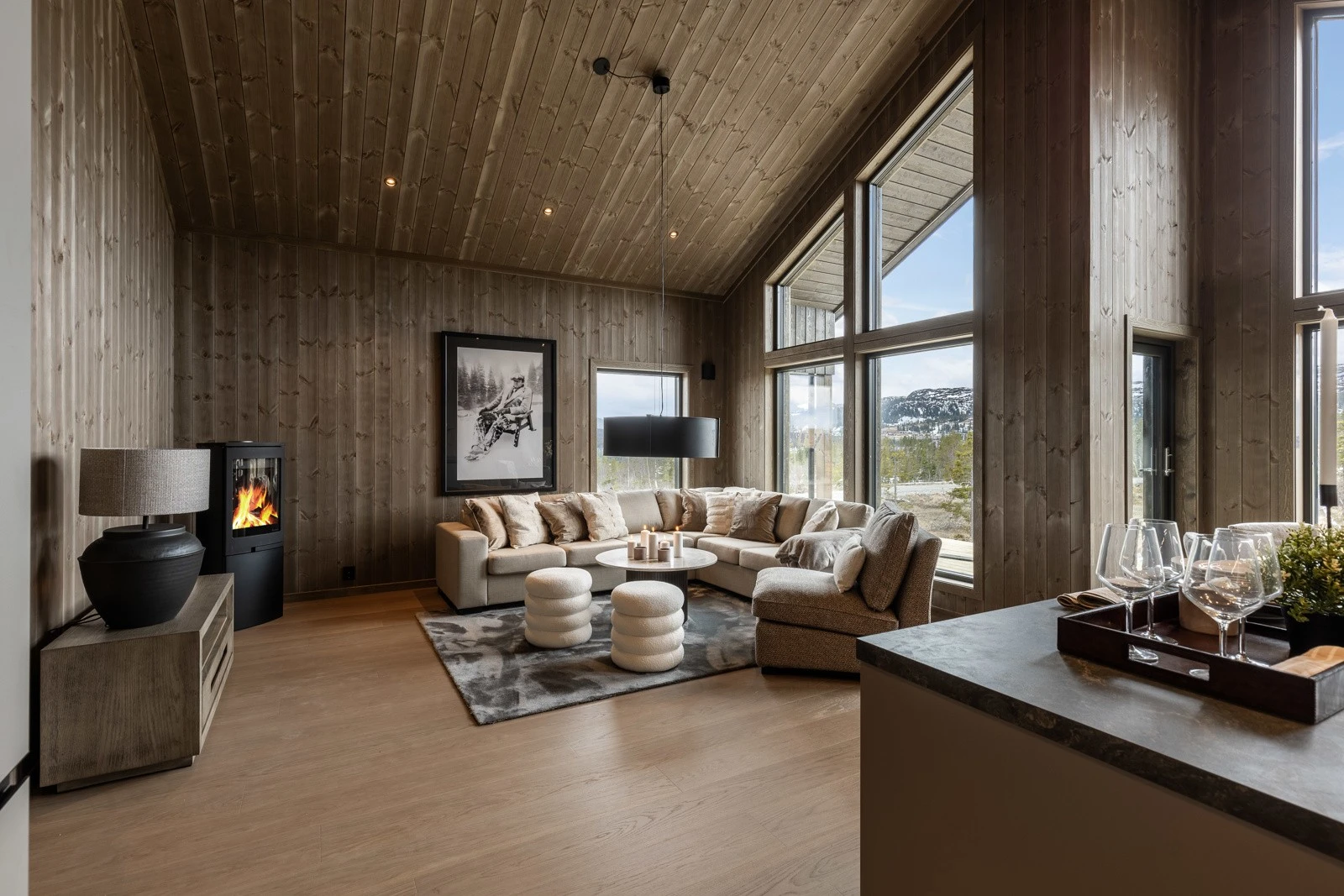 Det er en åpen stue- og kjøkkenløsning med god plass til både sofagruppe og spisebord. Galleribilde