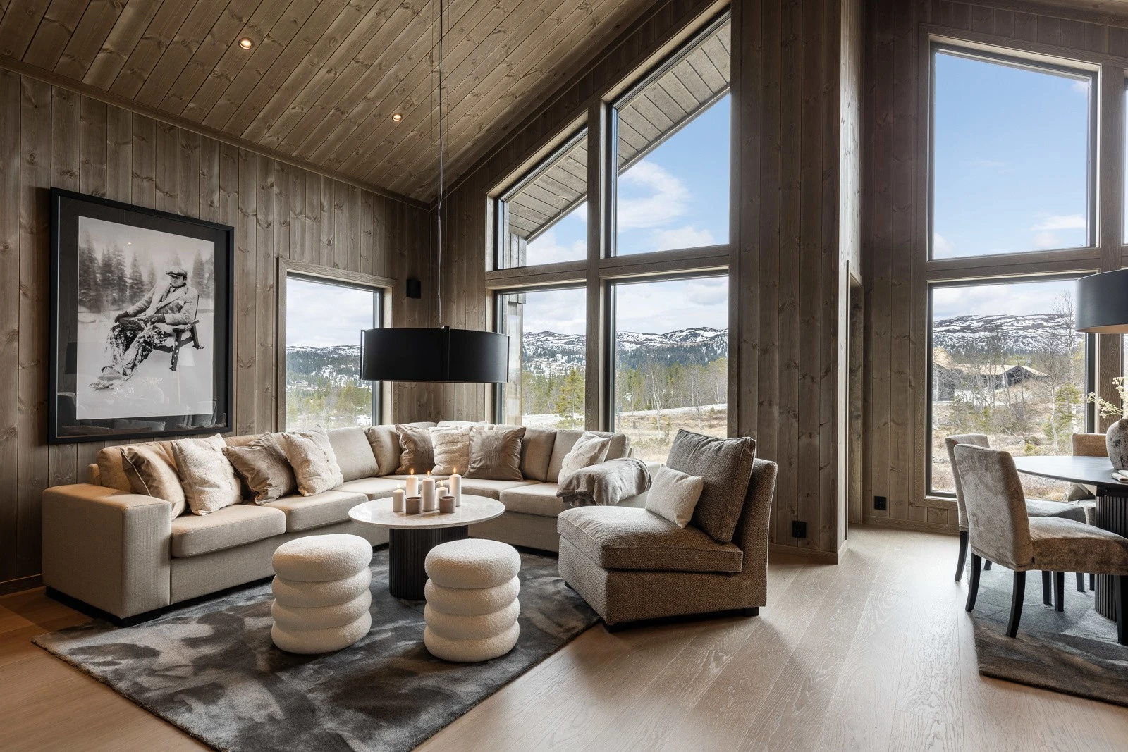 Her er det svært god takhøyde og store vindusflater som slipper inn rikelig med naturlig lys. Galleribilde