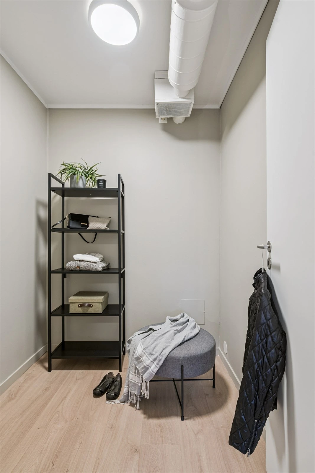 Fra soverommet er det inn til garderobe/bod med muligheter for godt med innredning