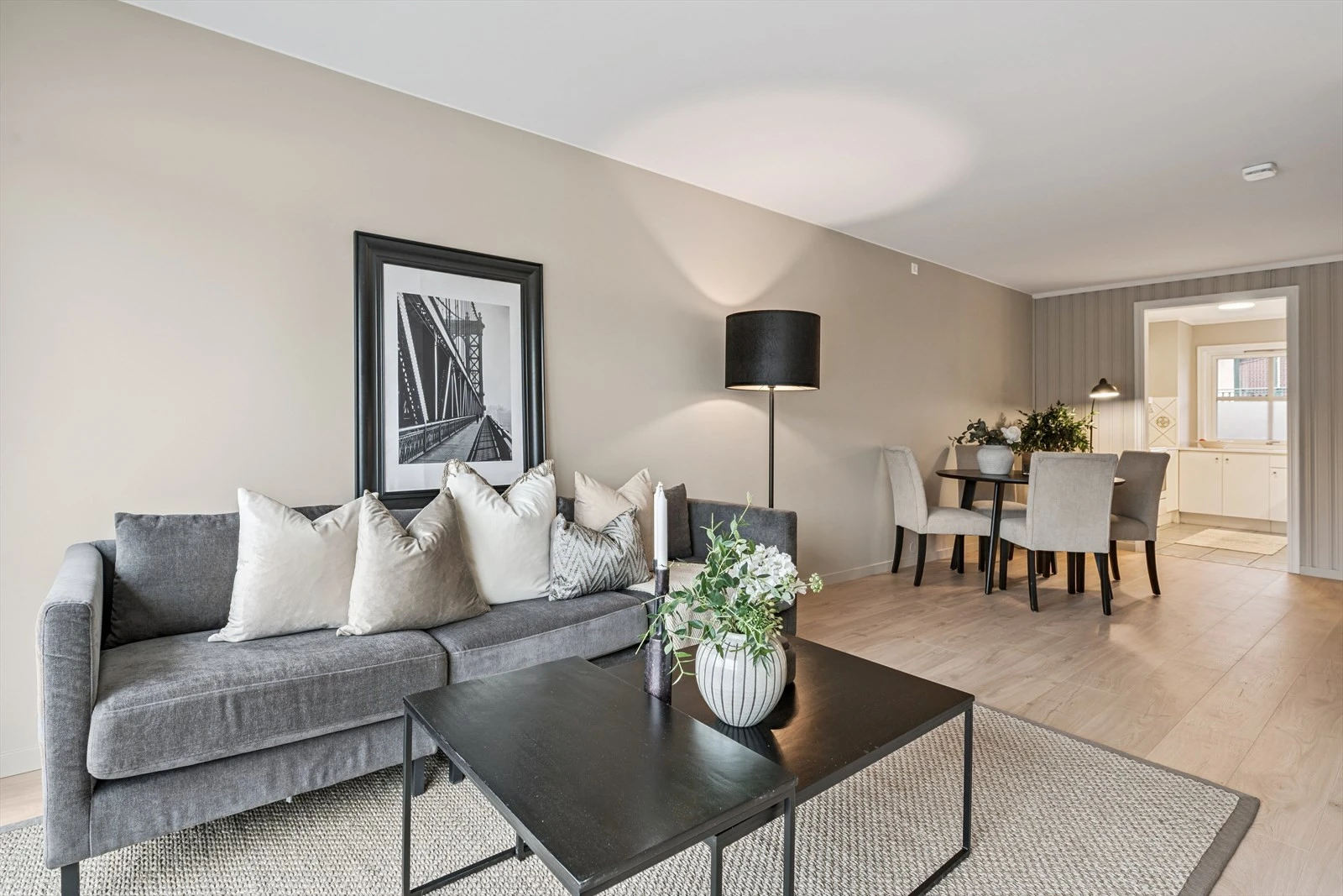 Romslig stue også med plass til spisestue