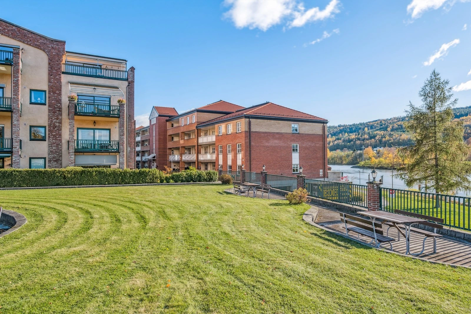 Borettslaget har en flott beliggenhet ved elven
