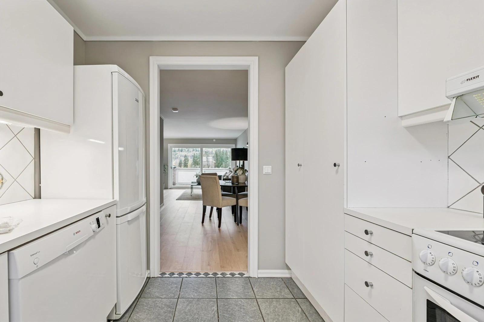 Fra kjøkkenet er det videre ut til spisestuen