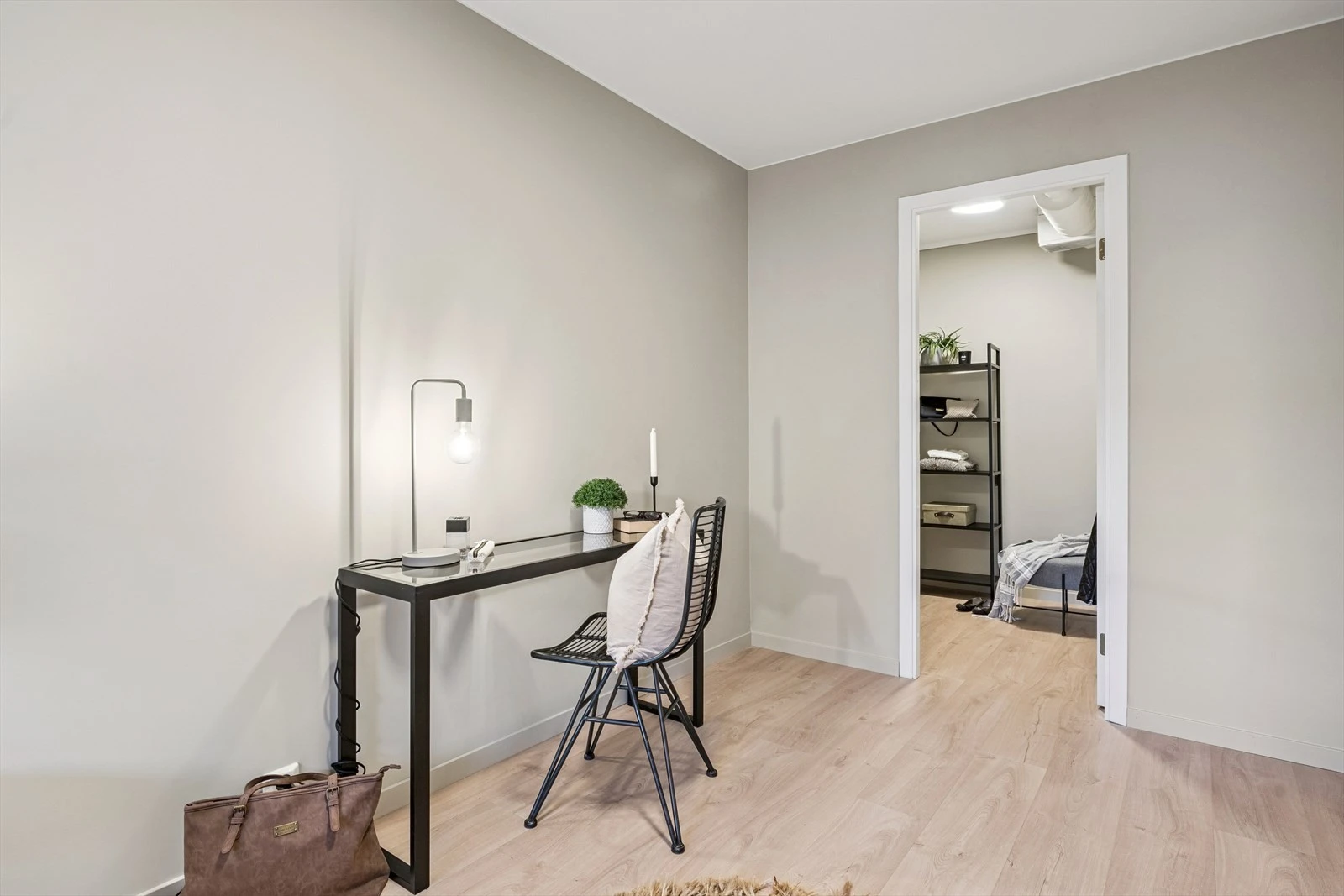 Fra soverom 2 er det videre inn til garderobe