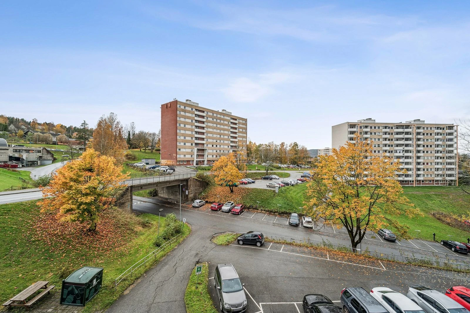 Et trygt og trivelig område - ideelt for både unge og familier, med parkering rett utenfor døren.