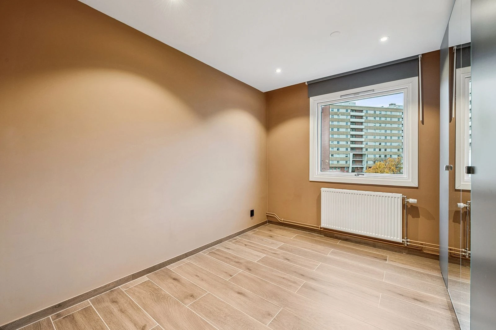 Store vinduer gir naturlig lys og herlig atmosfære.