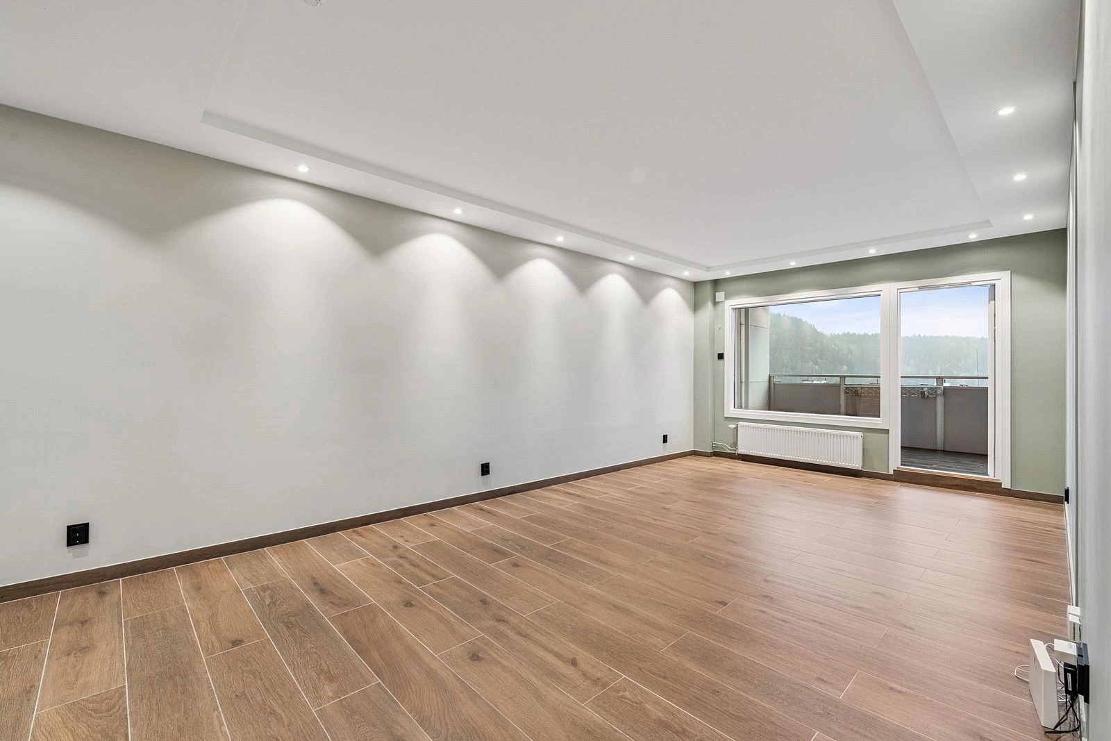 Store vindusflater slipper naturen inn og gir flott utsikt.