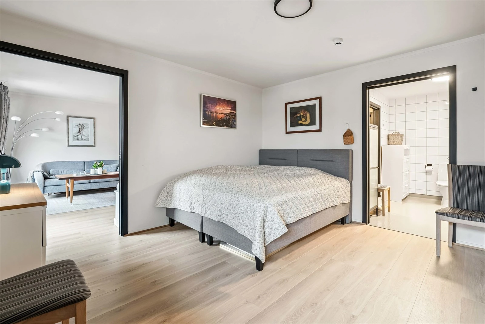 Meget stort soverom med inngang både til stue og bad