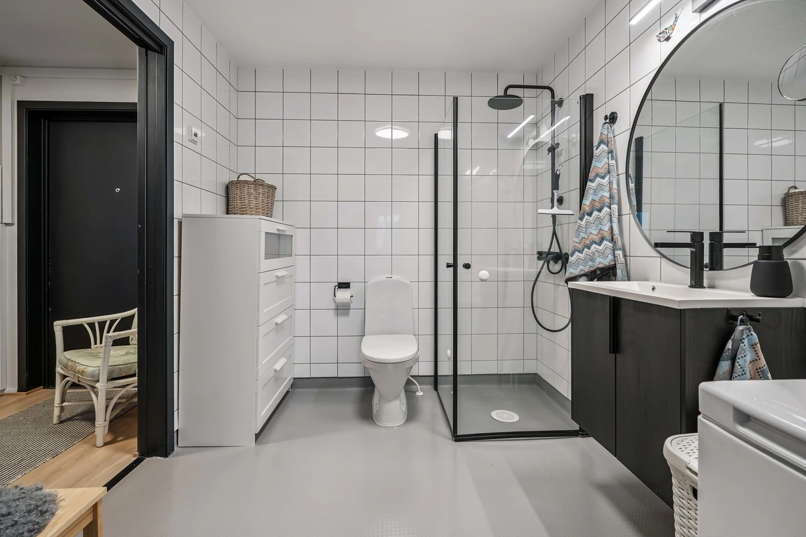 Stort bad med terskelfrie overganger mellom rommene