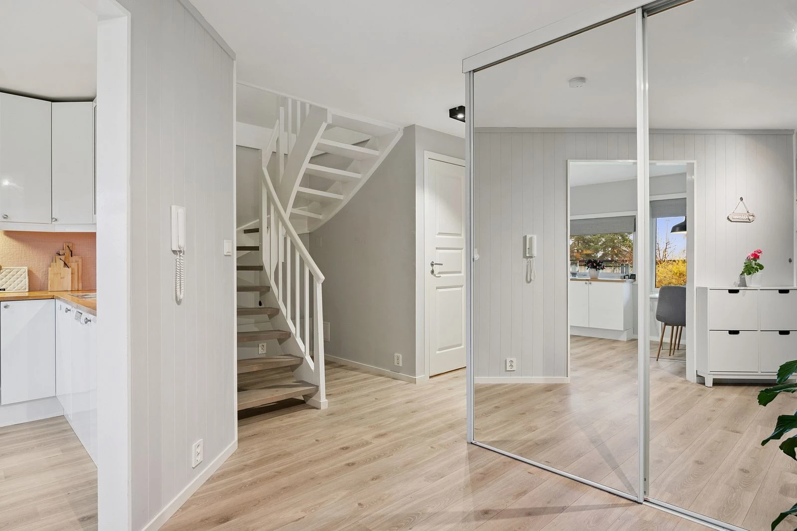 God garderobeplass - både funksjonelt og estetisk.