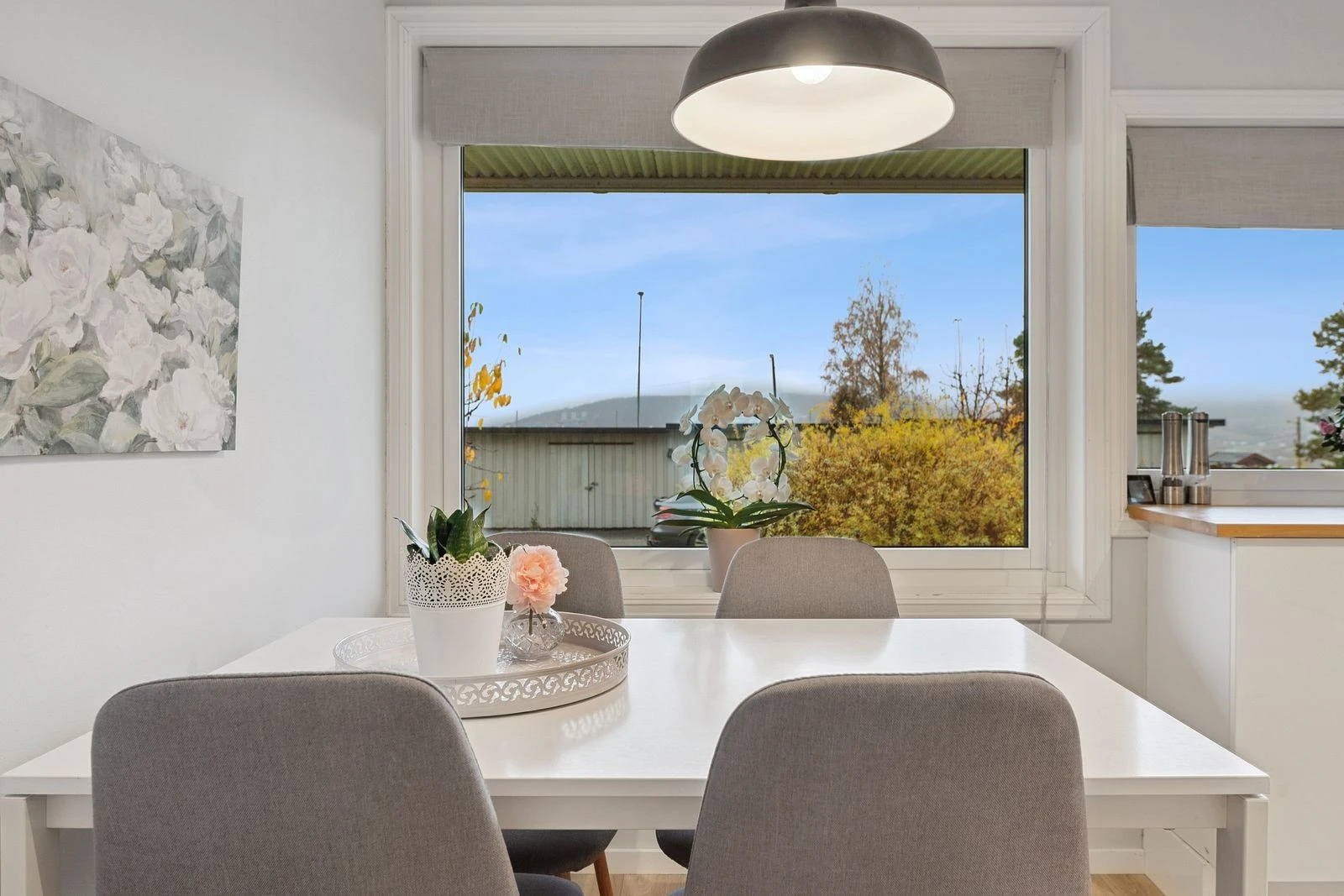 Kjøkken med spiseplass som gjør måltidene til en hyggelig opplevelse.