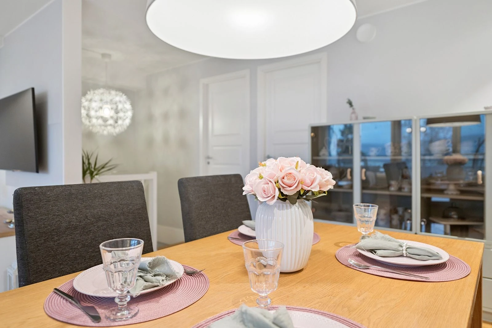 Elegant stue med plass til både avslapning og middagsselskap.