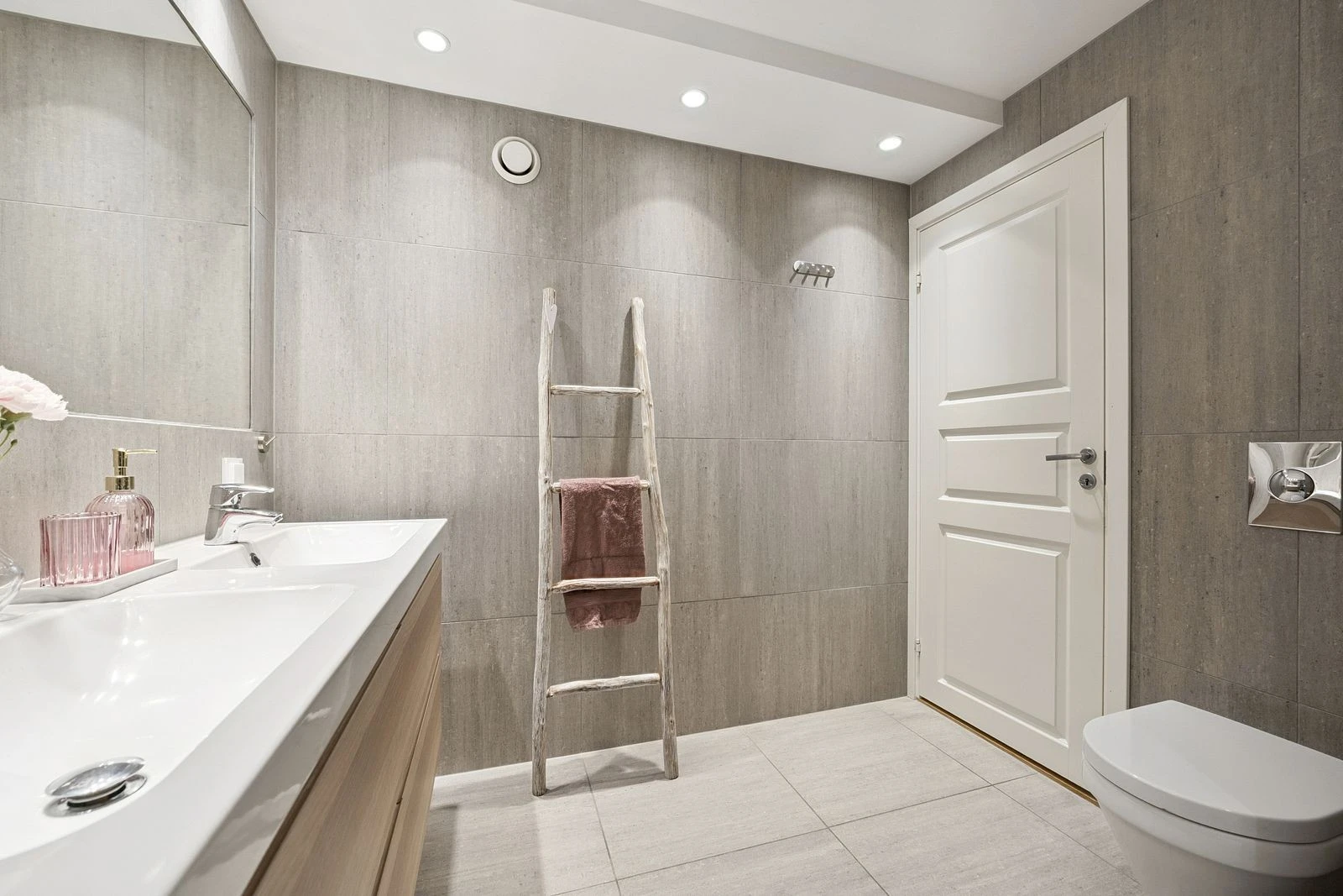 Downlights i taket skaper en lun og elegant atmosfære.