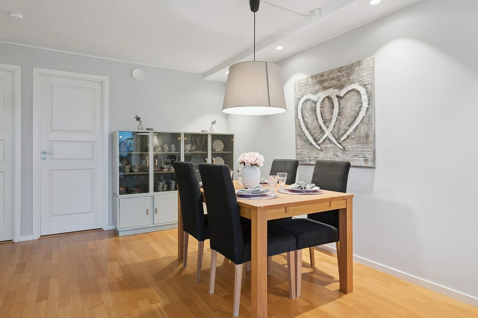 Romslig stue med spiseområde - ideelt for både hverdagsmåltider og gjester.