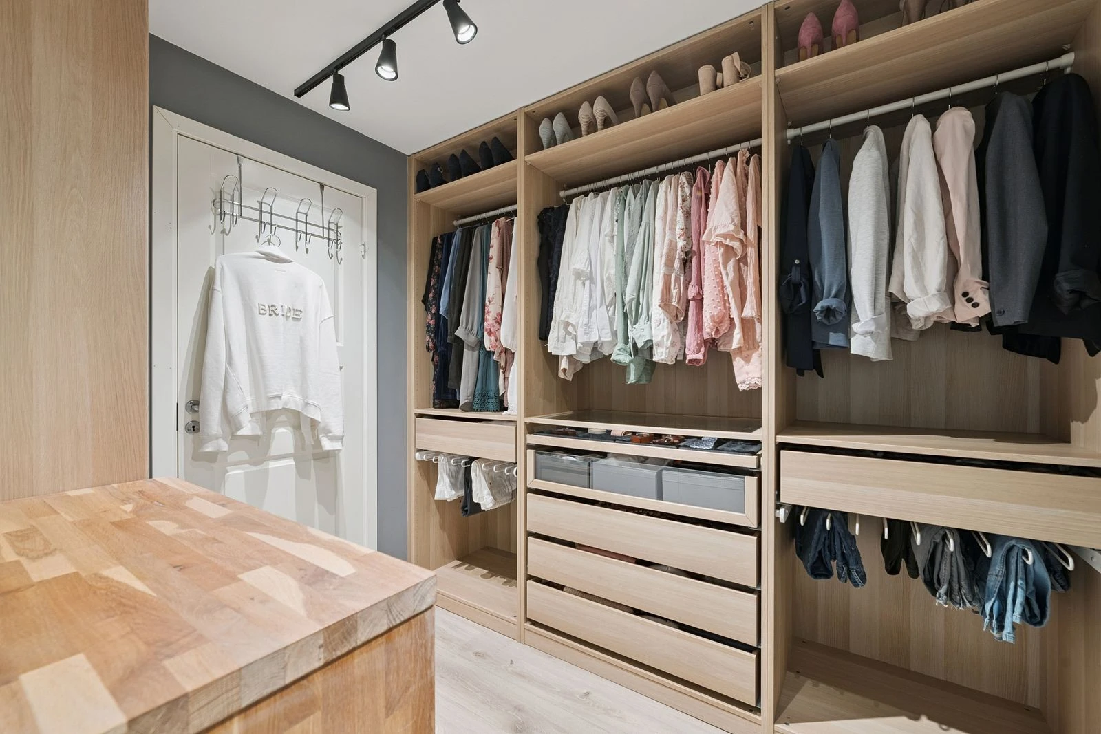 Walk-in closet med moderne design og optimal utnyttelse av rommet.