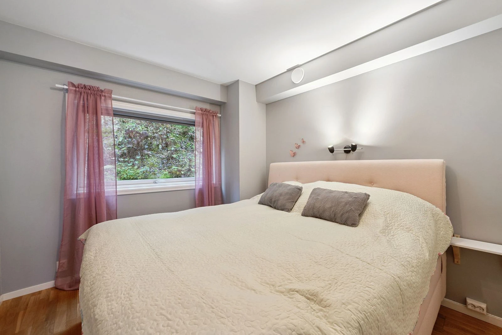 Romslig hovedsoverom med gode lysforhold og harmonisk atmosfære.