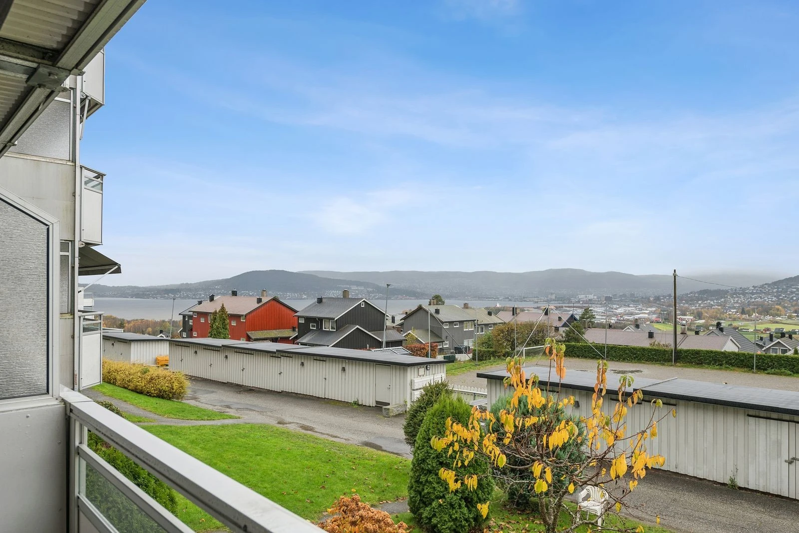 Nyt solnedgangen med fjorden som bakteppe.