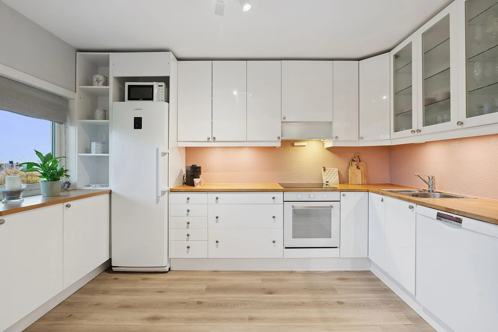 Lekkert kjøkken (Epoq) med moderne uttrykk og mye skapplass.