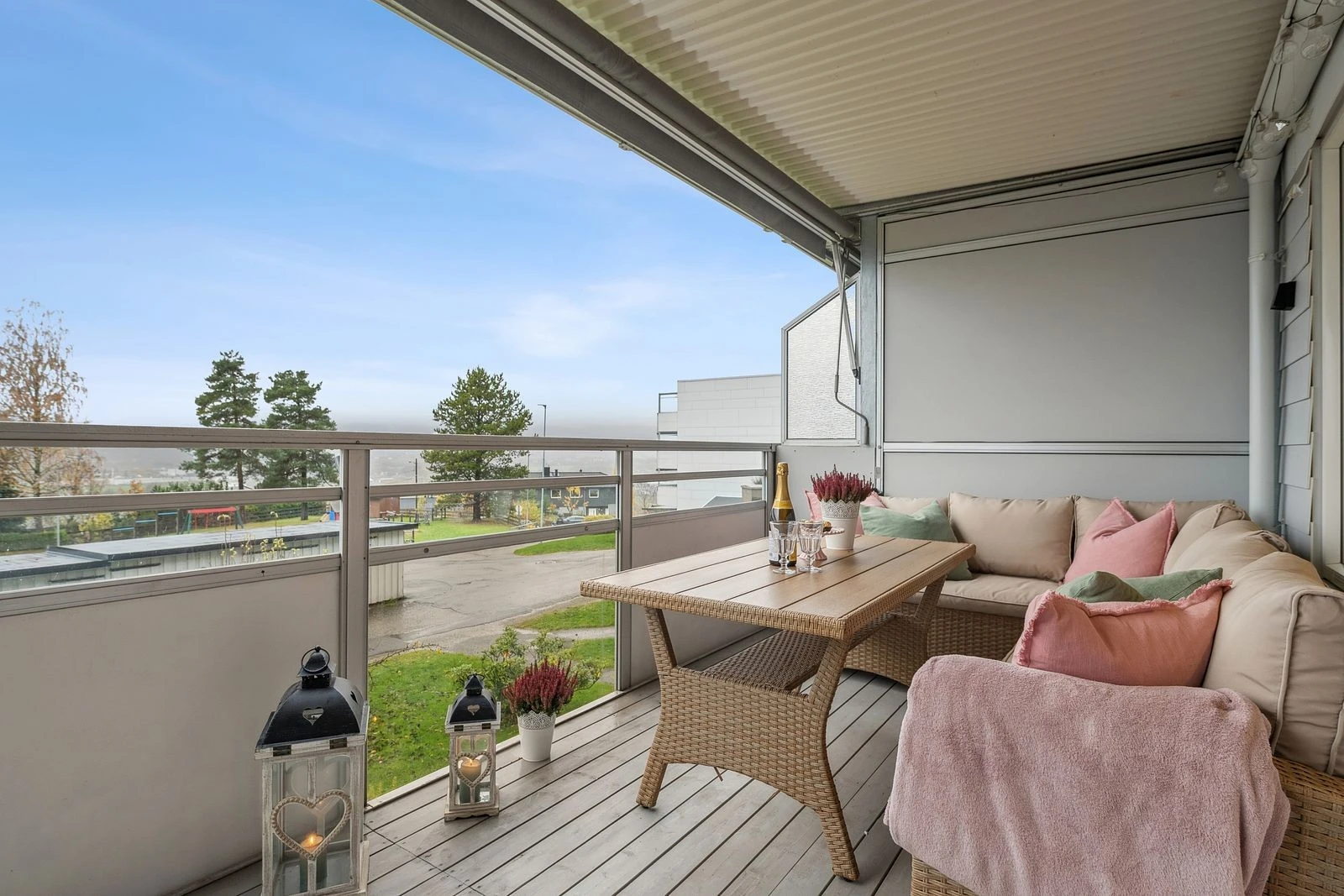 Romslig balkong på 12 m² - perfekt for late sommerkvelder.