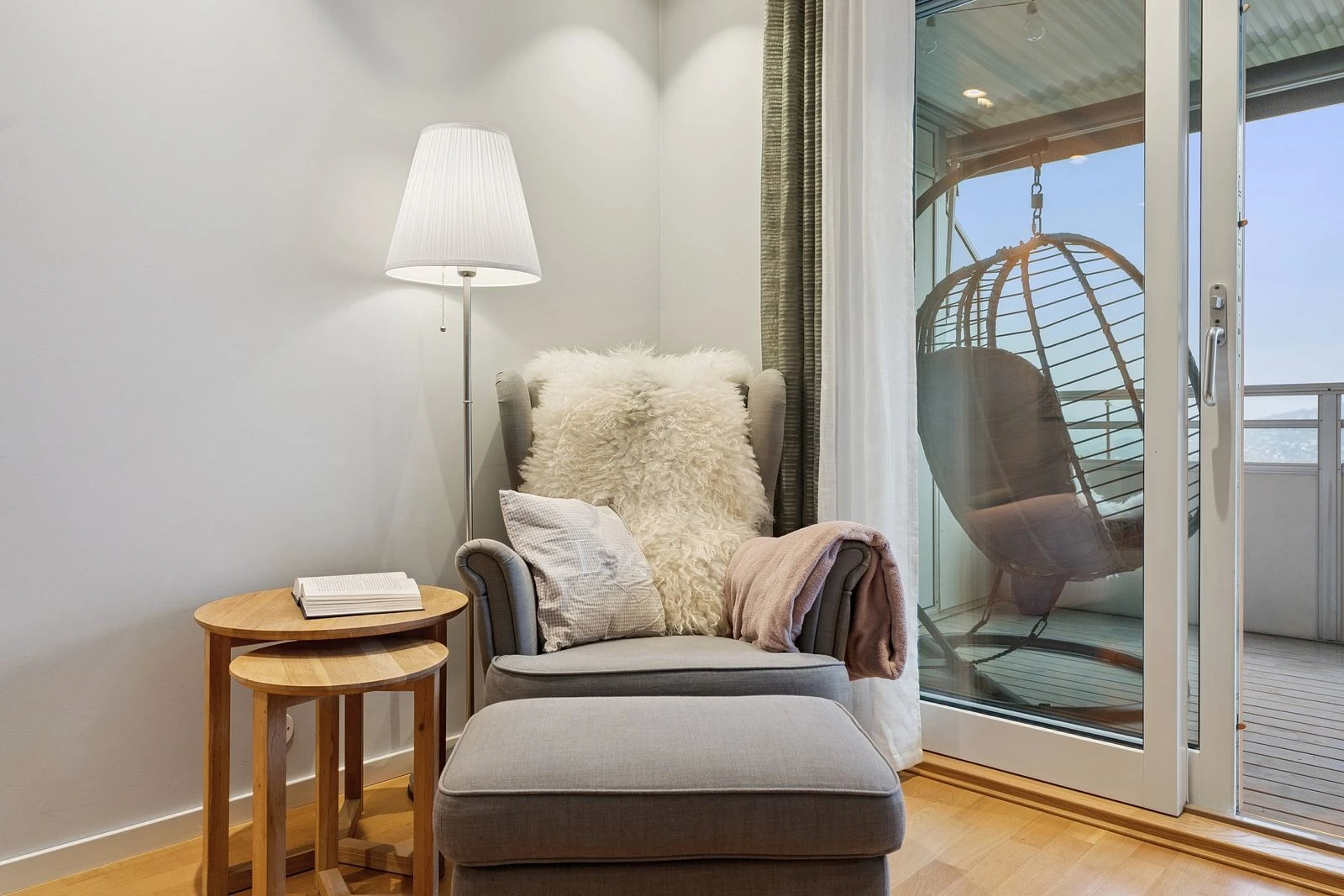 Åpen og luftig planløsning med naturlig lys fra flere retninger.