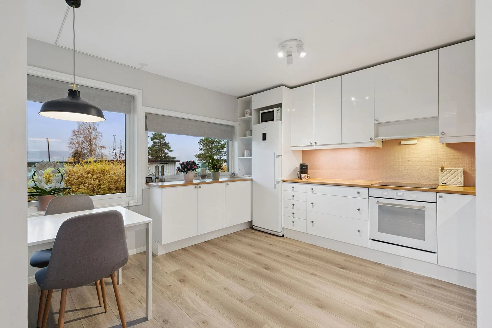 Stilrent kjøkken med god benkeplass og moderne løsninger.