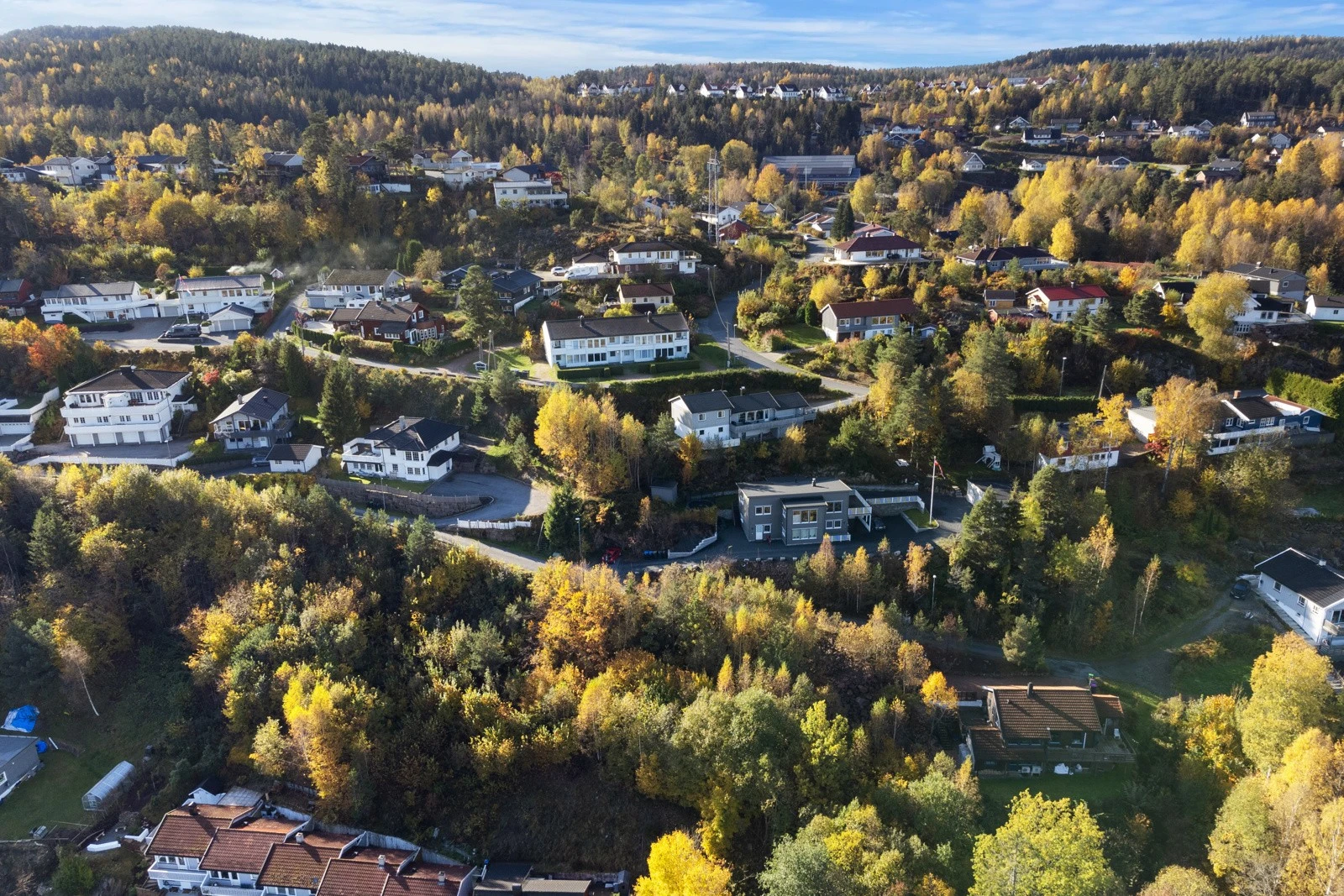 Tomten har en fin beliggenhet med gangavstand til skoler, sentrum og fjorden. Galleribilde