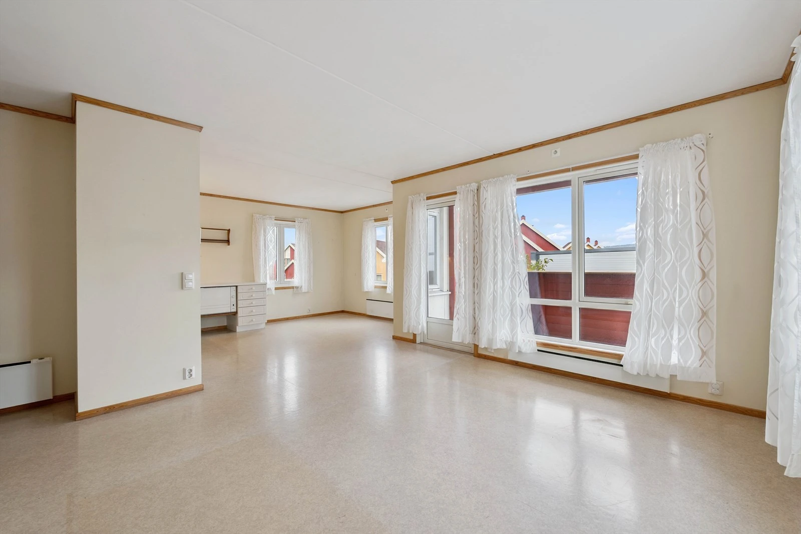 Stue med åpen løsning til kjøkkenet