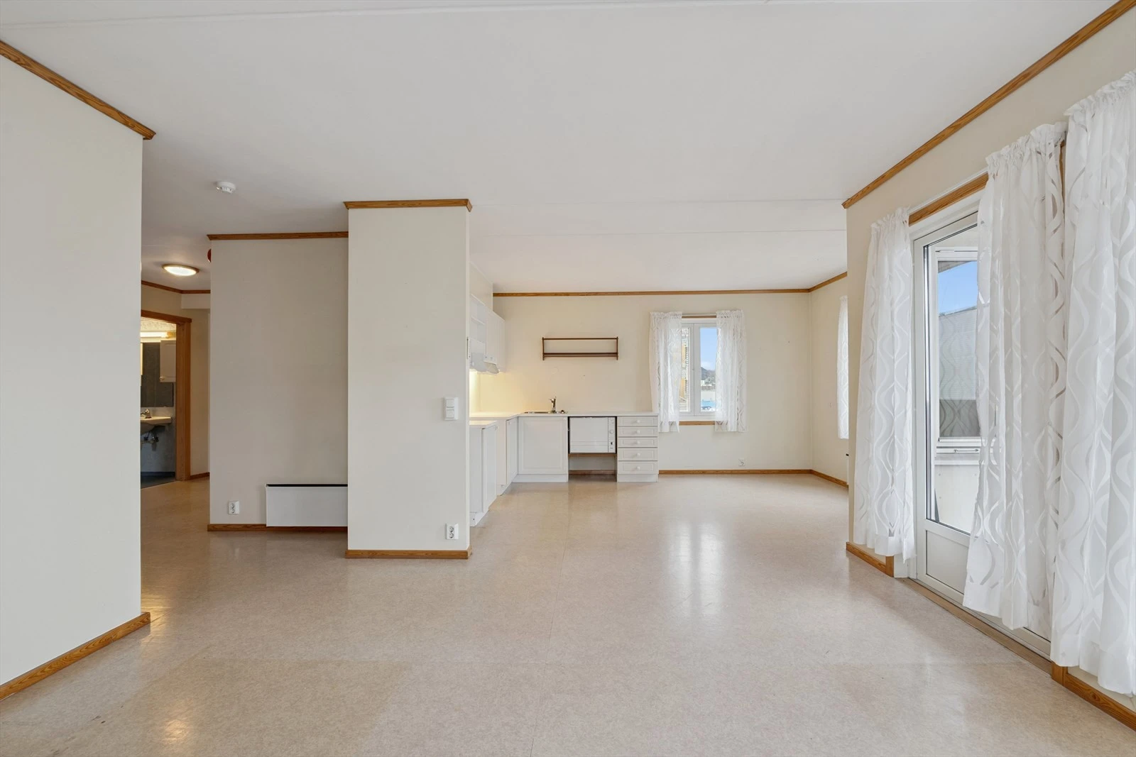 Stue med åpen løsning mot kjøkkenet