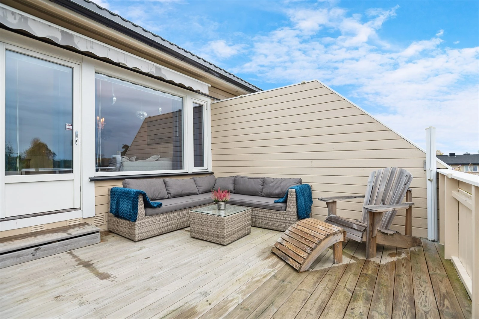 Det er solrike terrasser på to sider av rekkehuset og gode muligheter for å nyte flere årstider på egen uteplass. Galleribilde