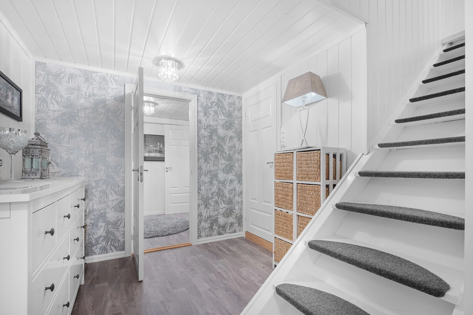 Innenfor gangen ligger et trapperom med adkomst til hovedsoverom, rom brukt som sovealkove, en bod og et romslig bad fra 2023. Galleribilde