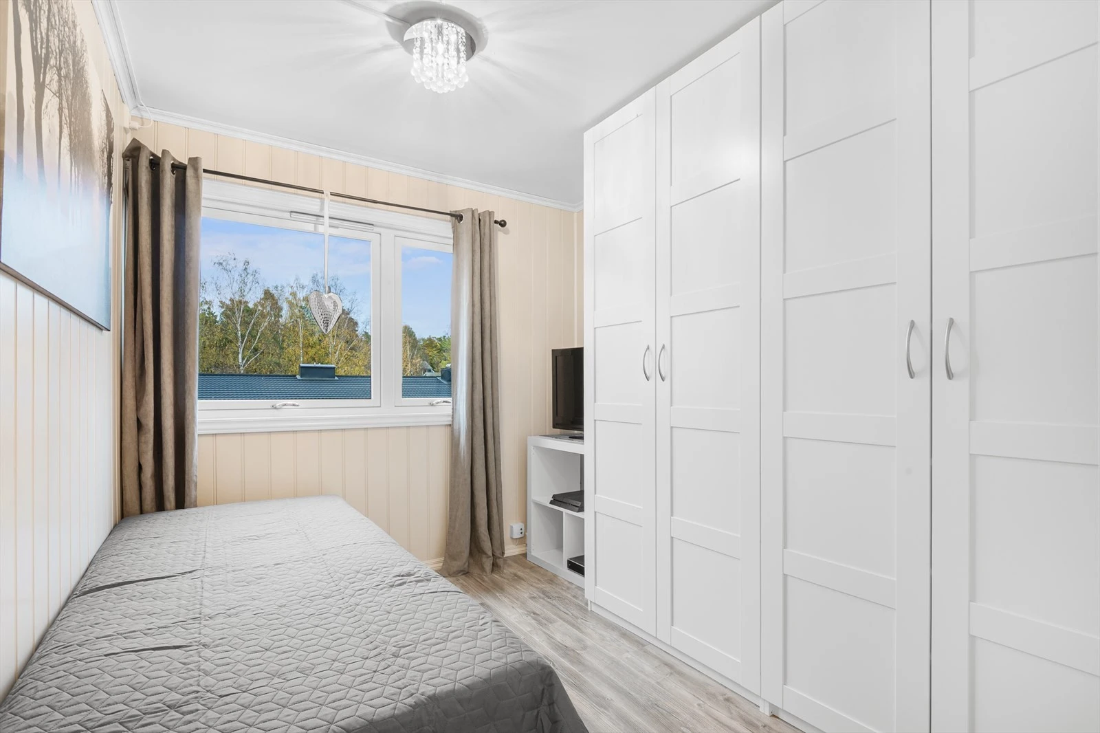 Rekkehuset har to soverom, ett i hver etasje. Soverom 2 har adkomst fra stue i 1. etasje og er innredet med store garderobeskap. Galleribilde