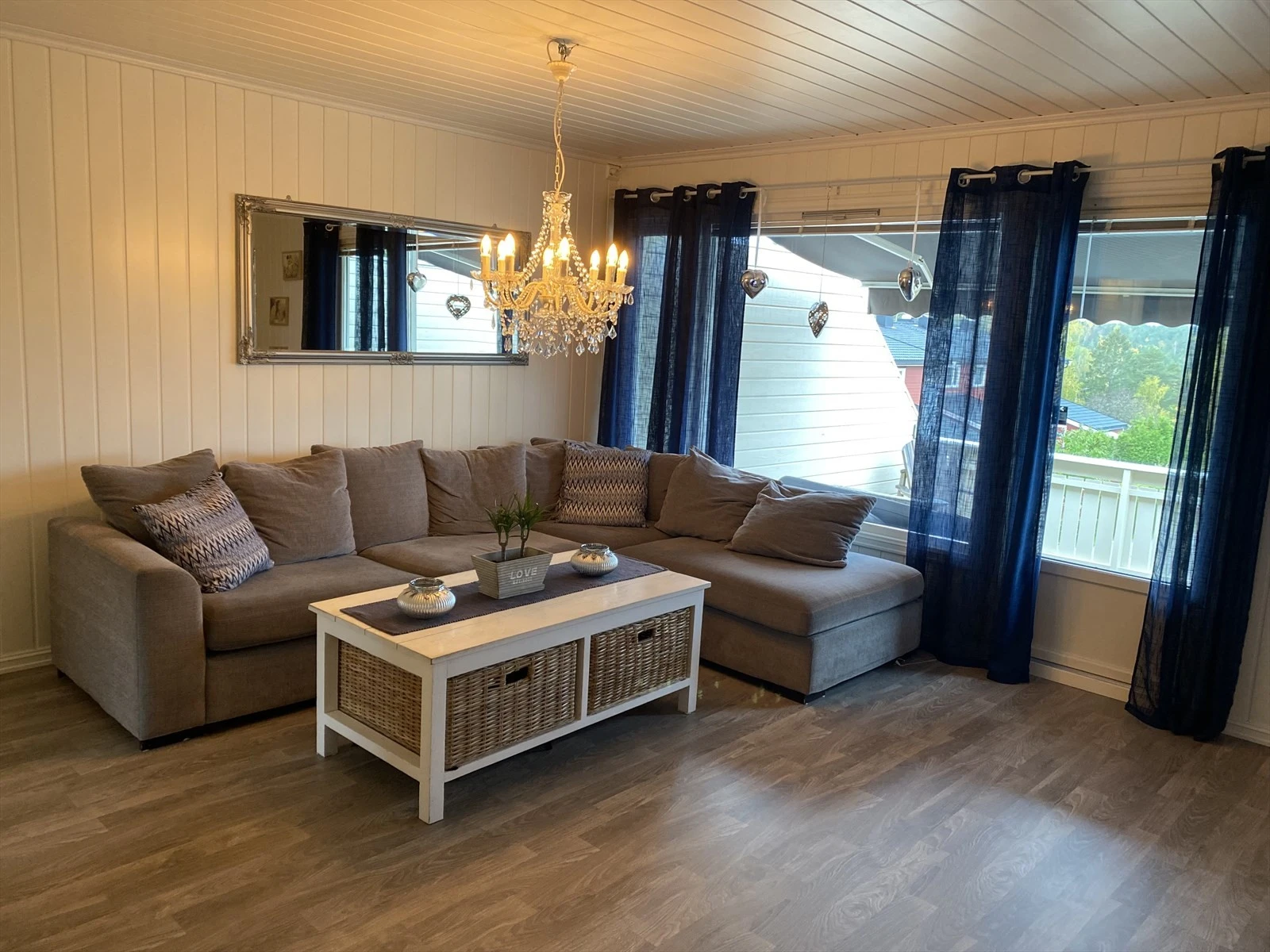 Selgers private bilde av stuen, kveld Galleribilde