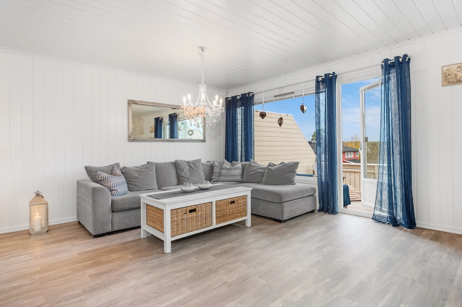 Stuen har plass til sofahjørne med tilhørende møblement og utgang til vestvendt terrasse på 19 kvm. Galleribilde