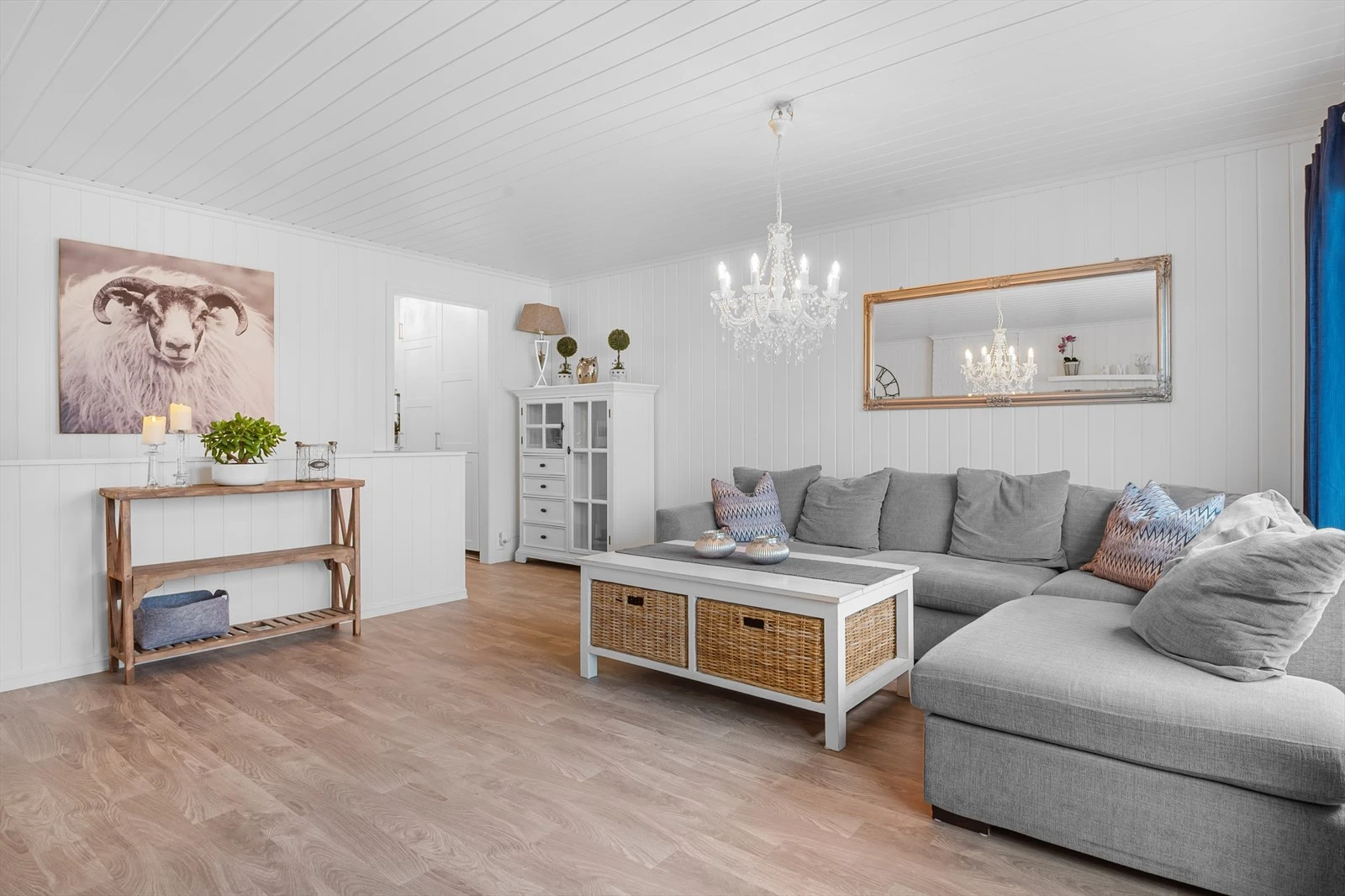 Opp trappen til 1. etasje blir stuen naturlig boligens midtpunkt med sin åpne, gode atmosfære og romslige utforming. Galleribilde