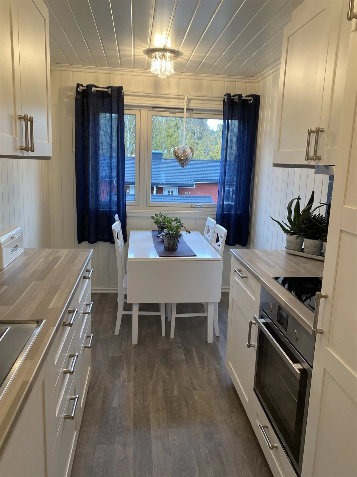 Selgers bilde som viser at det er en hyggelig spiseplass på kjøkkenet. Galleribilde