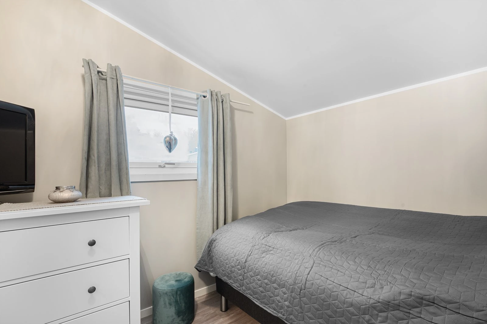 Vindfanget har i tillegg adkomst til en opprinnelig bod innredet som soverom. Rommet er ikke godkjent for varig opphold. Galleribilde