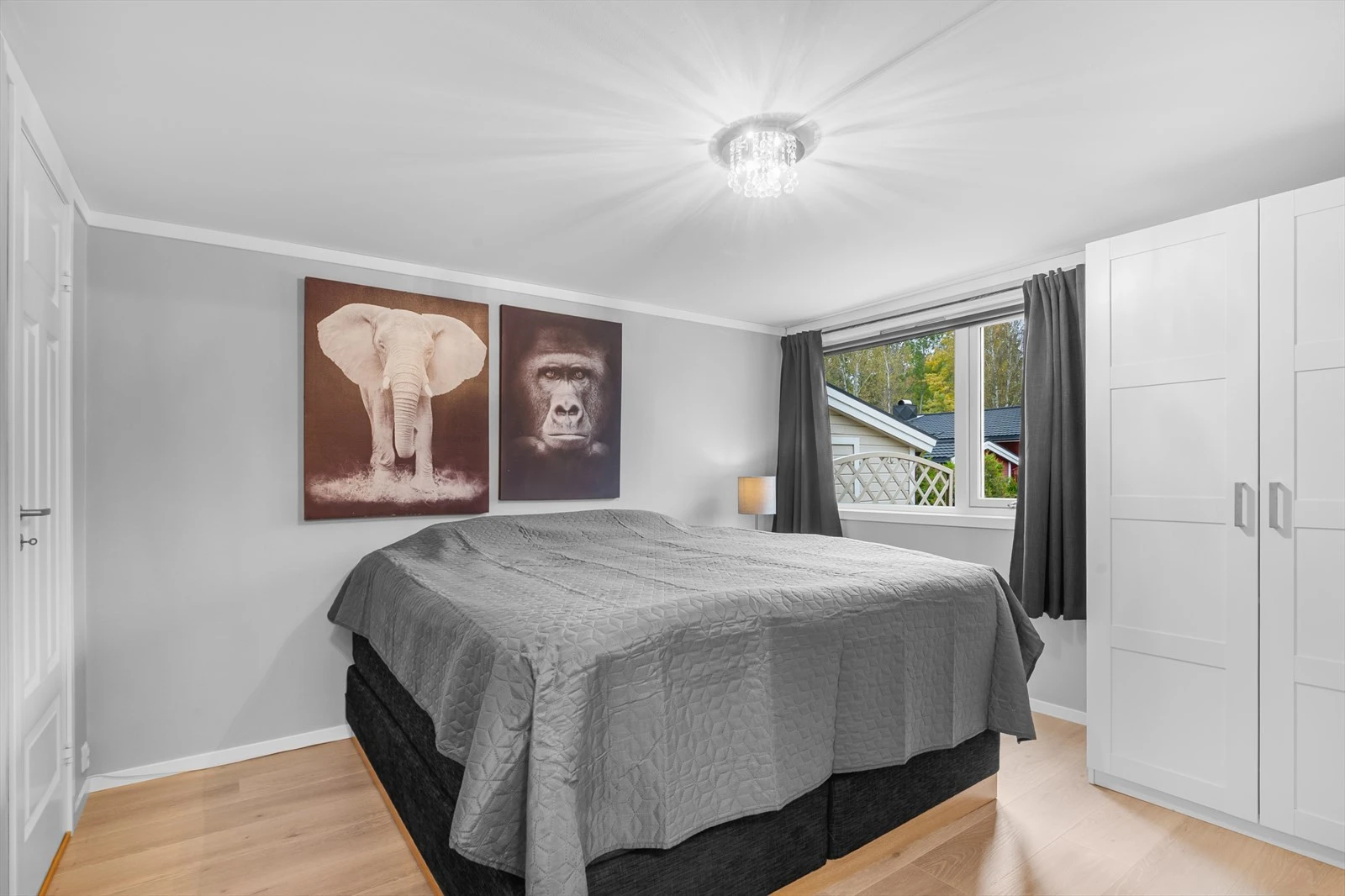 Hovedsoverommet ligger i underetasje og har god plass til dobbeltseng, garderobeskap og praktisk tilgang til en bod. Galleribilde