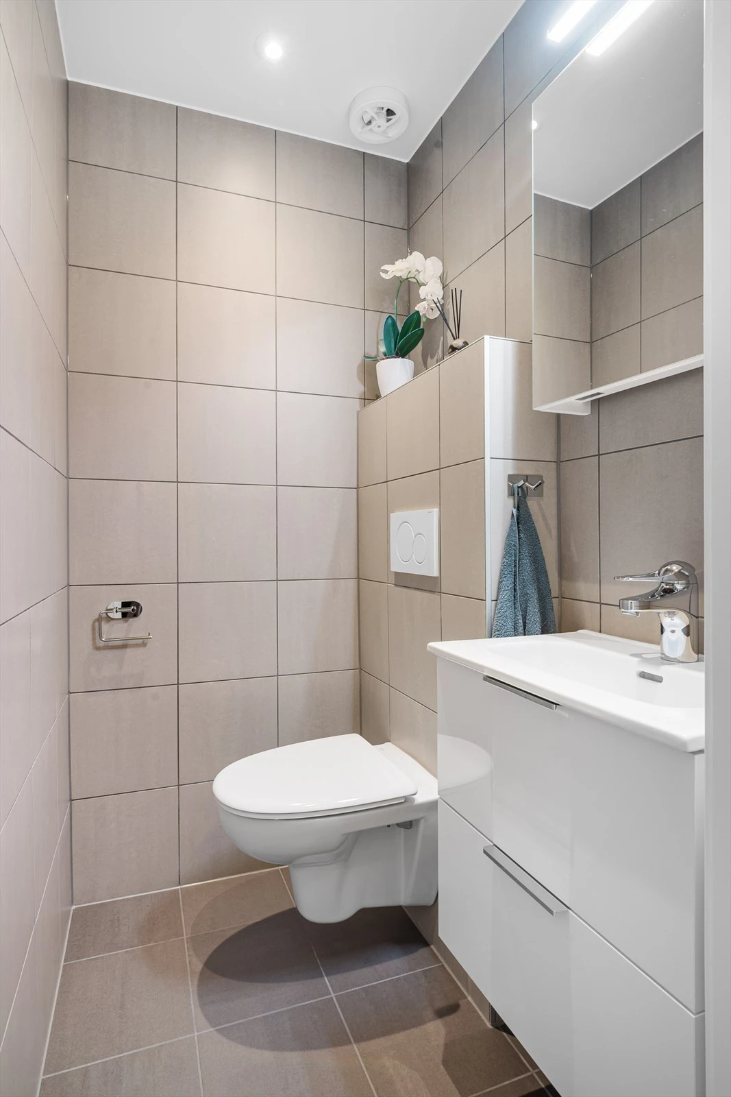 Boligen har et eget toalettrom i 1. etasje som ble renovert i 2023, med flislagte overflater og gulvvarme. Galleribilde