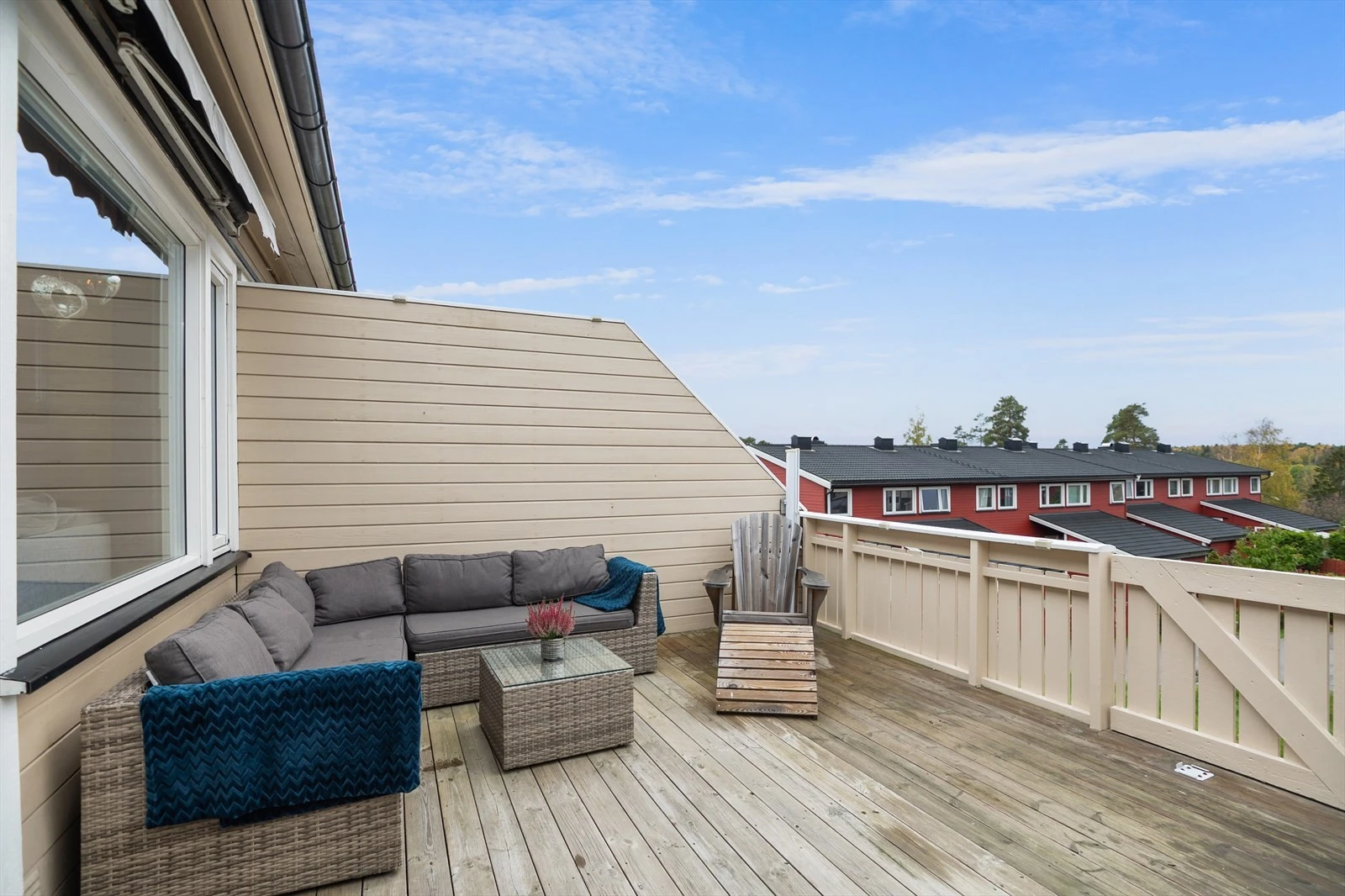 Terrassen har ettermiddags- og kveldssol så her kan man virkelig nyte sene sommerkvelder, enten i solen eller i skygge fra markise. Galleribilde