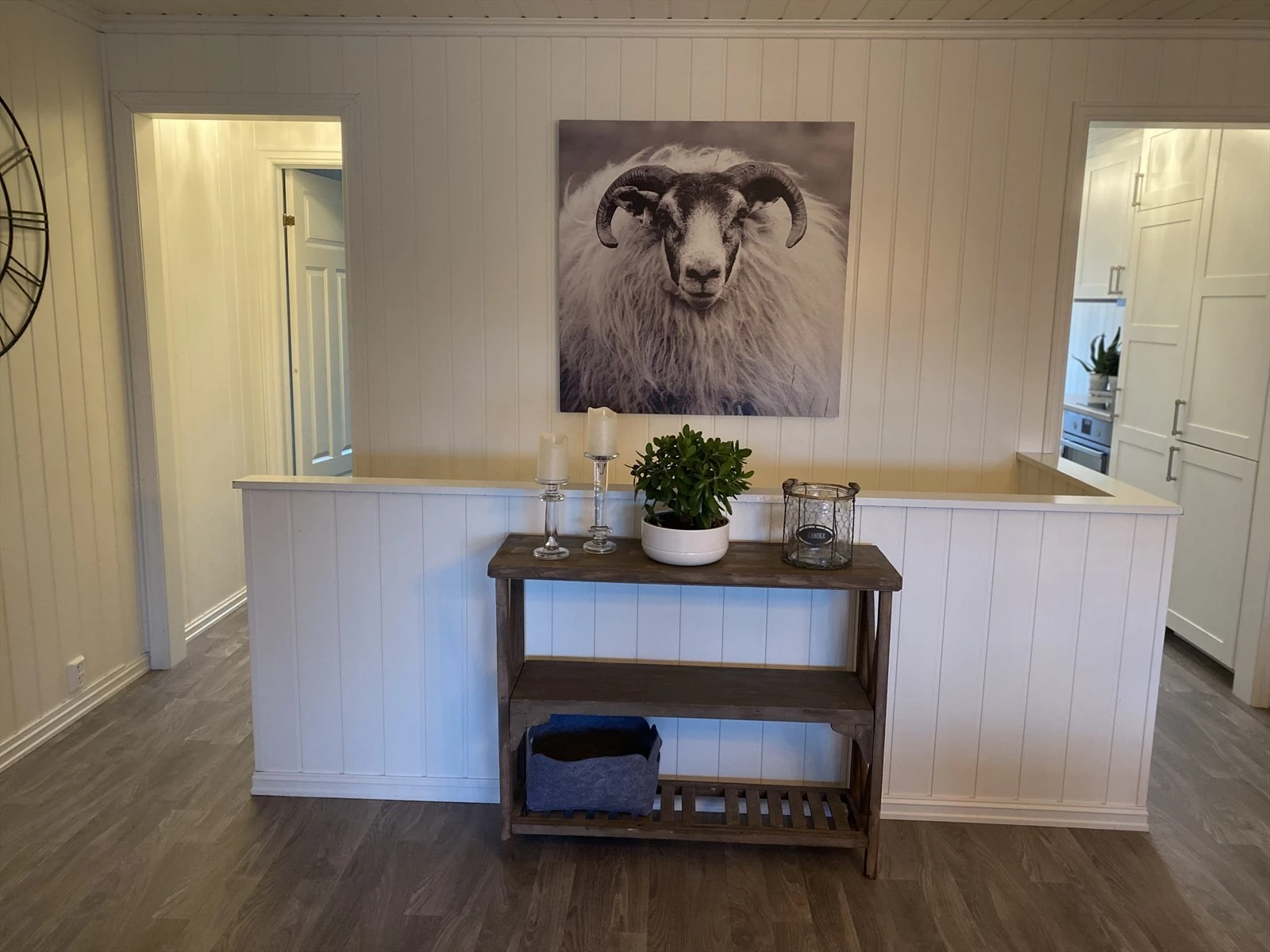 Selgers bilde, på venstre har du adkomst til soverom og gjestetoalett og på høyre finner du kjøkkenet. Galleribilde