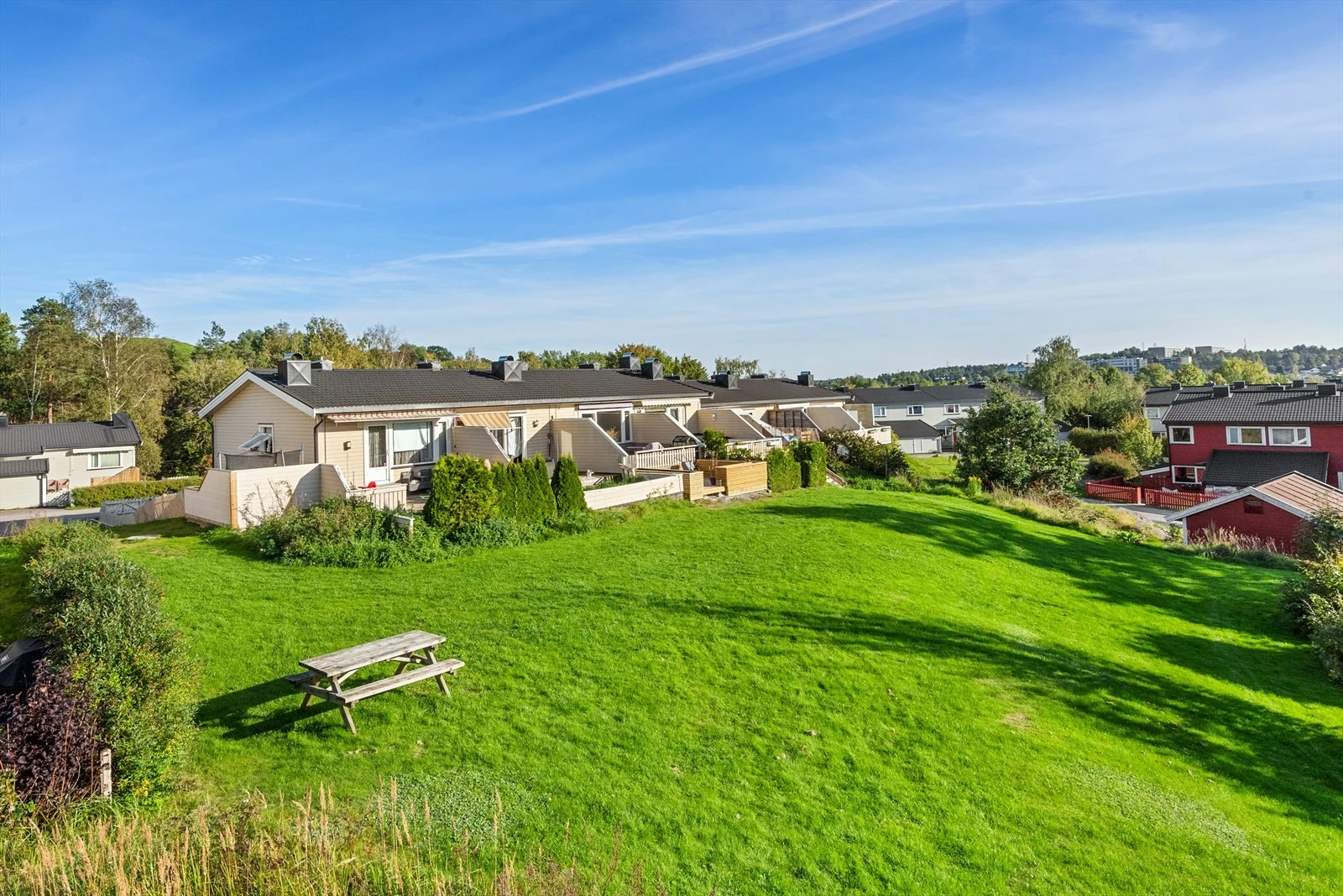 En innbydende rekkehusleilighet i et rolig, naturnært og barnevennlig nabolag med kort avstand til både sentrum, badeplasser, skog og kollektivt. Galleribilde