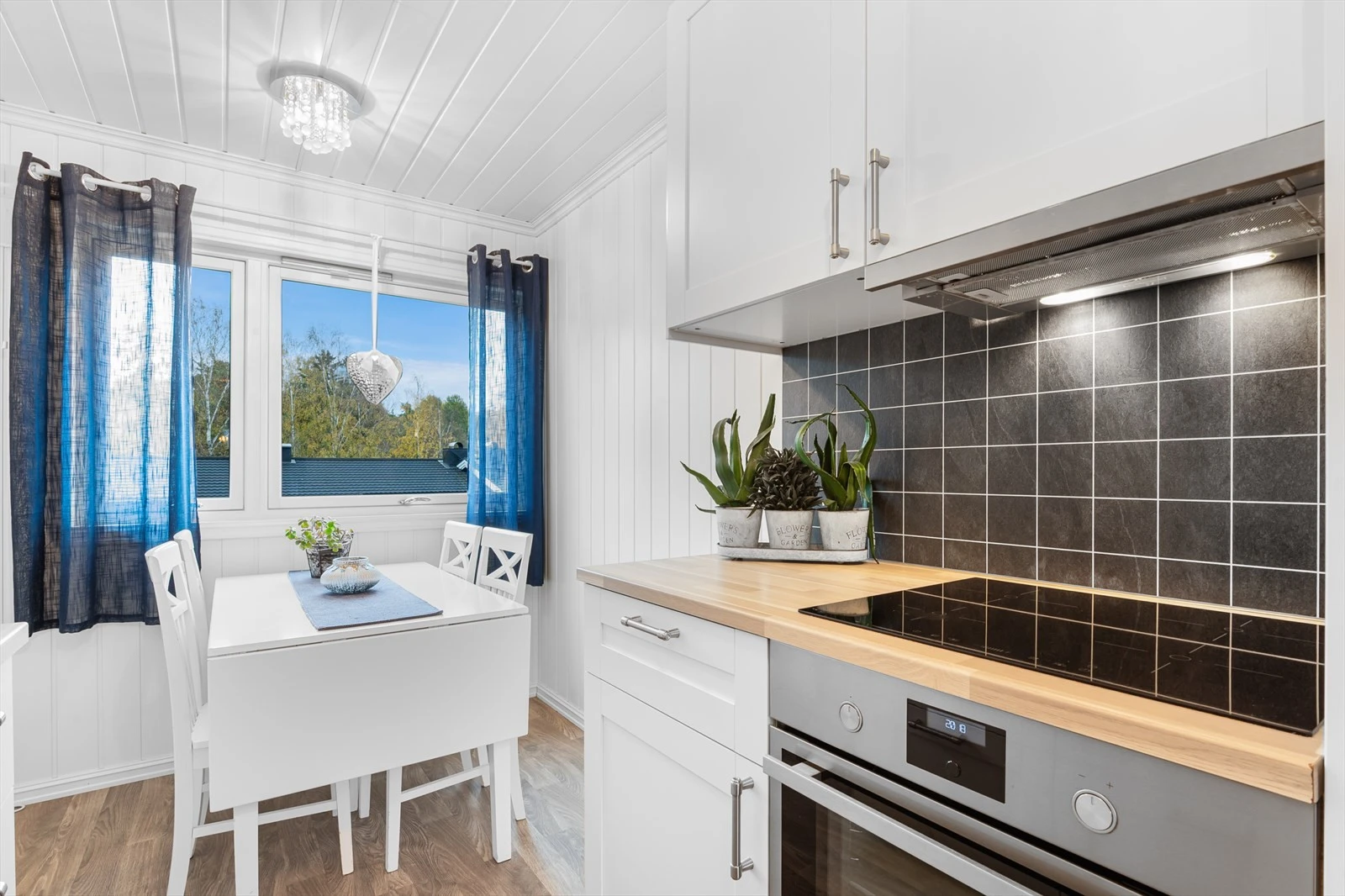 Hvitevarene medfølger og består av integrert stekeovn, platetopp, kjøleskap og underbygget oppvaskmaskin. Galleribilde